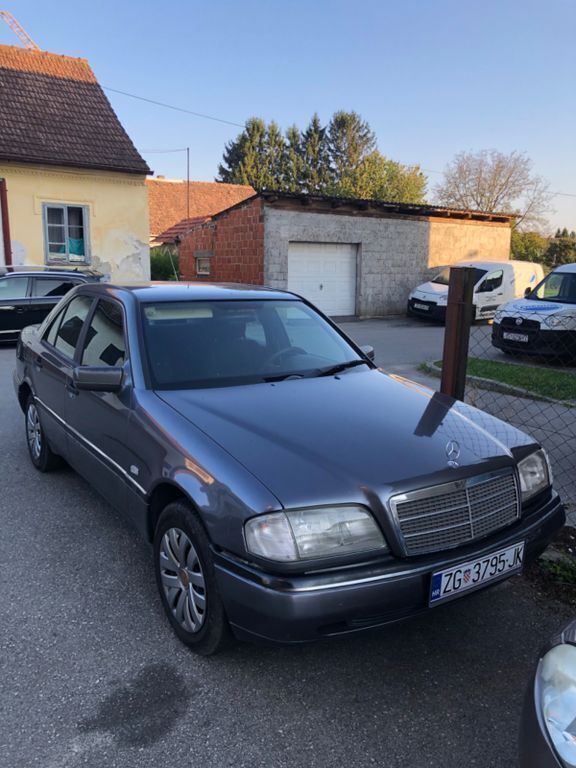 Grau Gebraucht 1996 Mercedes C220 Classic Limousine | 2.900 € (Fairer Preis) - Bild 1/4
