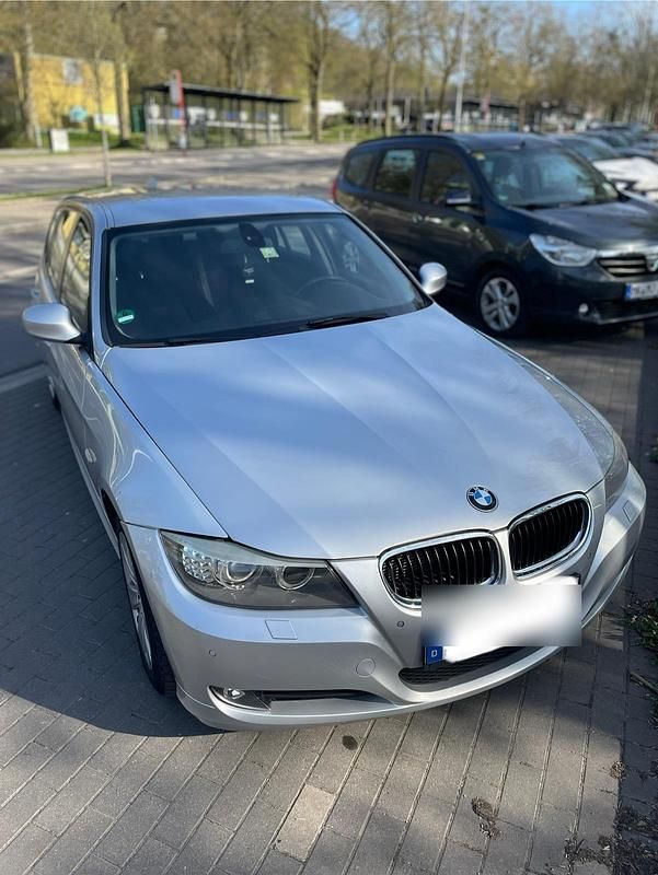 Silber Gebraucht 2010 BMW 318 Kombi | 5.499 € (Teuer) - Bild 1/4