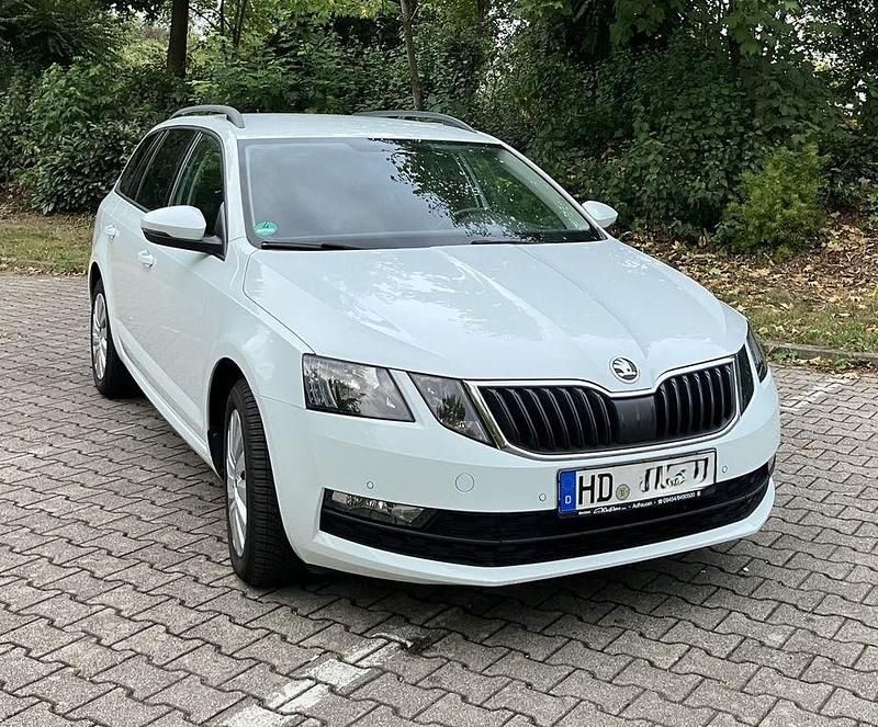 Weiß Gebraucht 2018 Skoda Octavia Ambition Kombi | 9.250 € (Superpreis) - Bild 1/4