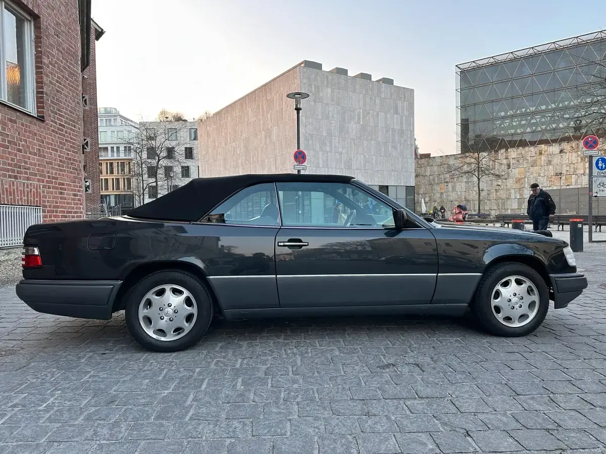 Gebraucht Mercedes 220 150 PS (110 kW) 1995 Schwarz Cabrio