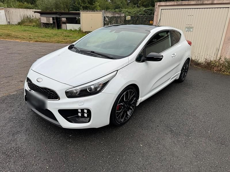 Weiß Gebraucht 2013 Kia Ceed GT First Edition Limousine | 9.999 € (Fairer Preis) - Bild 1/4