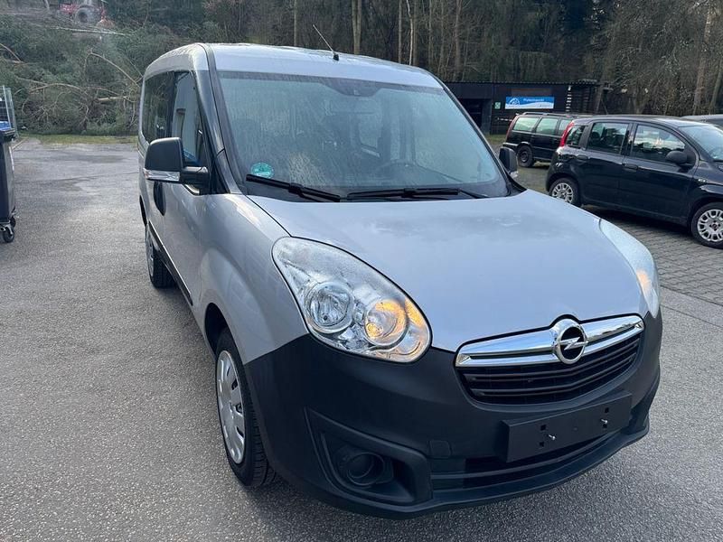 Gebraucht Opel Combo Selection 95 PS (69 kW) 2017 Silber Van / Kleinbus