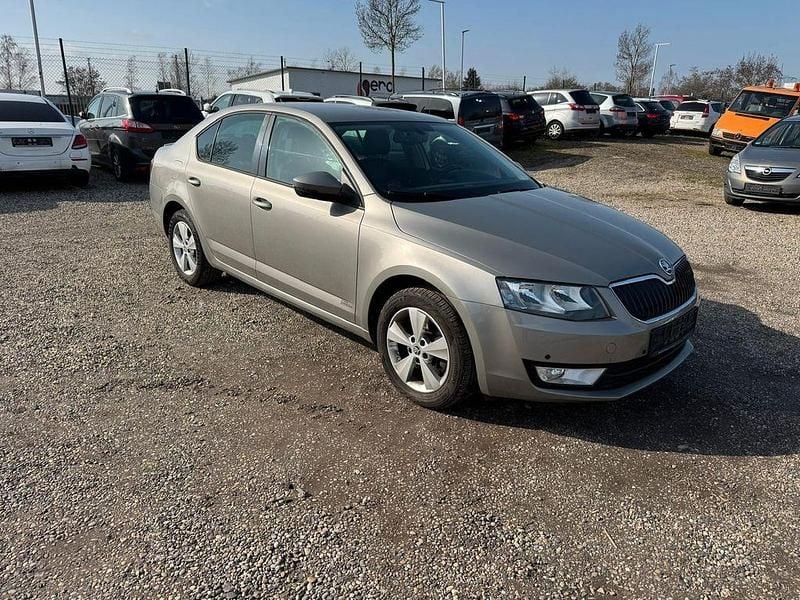 Gebraucht Skoda Octavia Elegance 179 PS (131 kW) 2015 Braun Kleinwagen