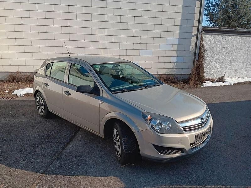 Grau Gebraucht 2009 Opel Astra Selection Limousine | 1.950 € (Fairer Preis) - Bild 1/4