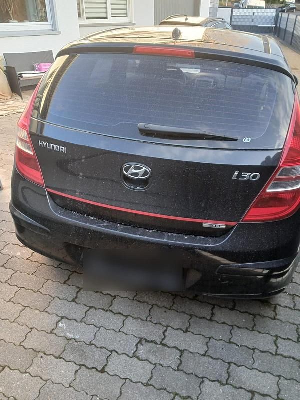 Gebraucht Hyundai i30 105 PS (77 kW) 2008 Schwarz Limousine