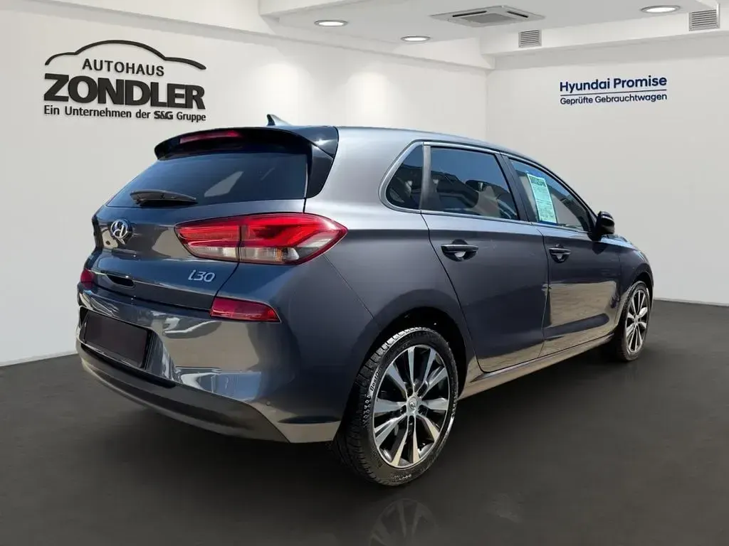 Gebraucht Hyundai i30 Intro Edition 140 PS (102 kW) 2017 Micron grey / met Limousine