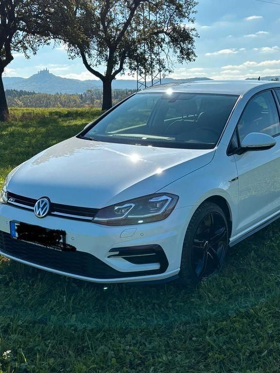 Weiß Gebraucht 2018 VW Golf VII Highline Limousine | 17.900 € (Fairer Preis) - Bild 1/4