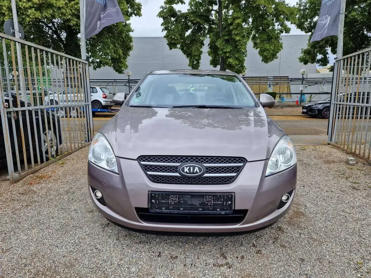 Gebraucht Kia Ceed LX 109 PS (80 kW) 2007 Pewter beige Kleinwagen