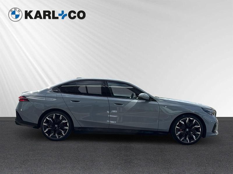 Gebraucht BMW 550e Sport Line 489 PS (359 kW) 2025 Grau Limousine