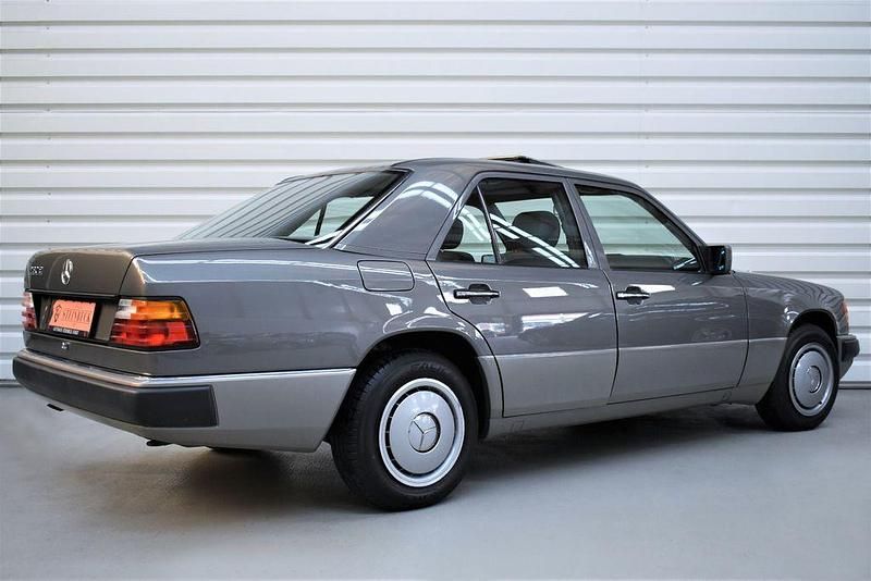 Gebraucht Mercedes 230 132 PS (97 kW) 1992 Braun Limousine