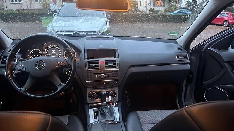 Grau Gebraucht 2010 Mercedes C200 Limousine | 7.600 € (Fairer Preis) - Bild 1/4