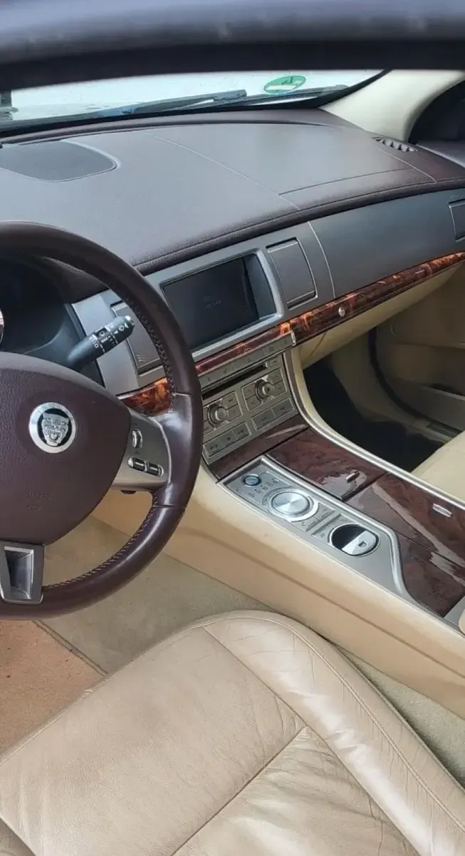Gebraucht Jaguar XF Premium Luxury 241 PS (177 kW) 2011 Schwarz Limousine