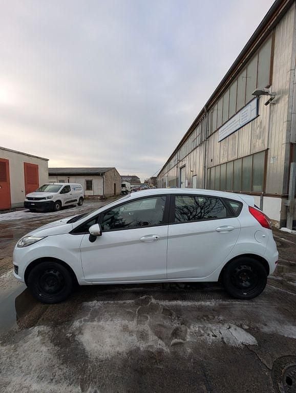 Gebraucht Ford Fiesta 60 PS (44 kW) 2015 Weiß Limousine