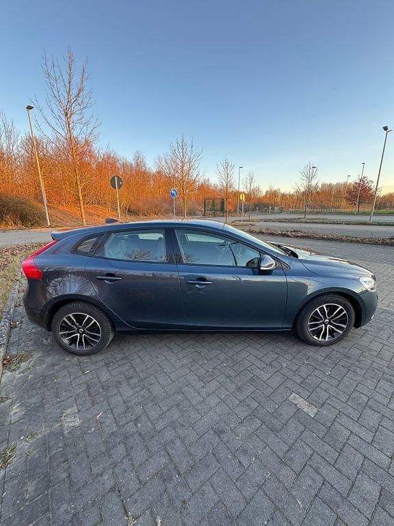 Gebraucht Volvo V40 Momentum 150 PS (110 kW) 2018 Blau Limousine