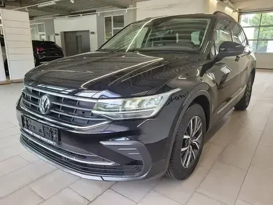 Gebraucht VW Tiguan Life 150 PS (110 kW) 2023 Schwarz SUV