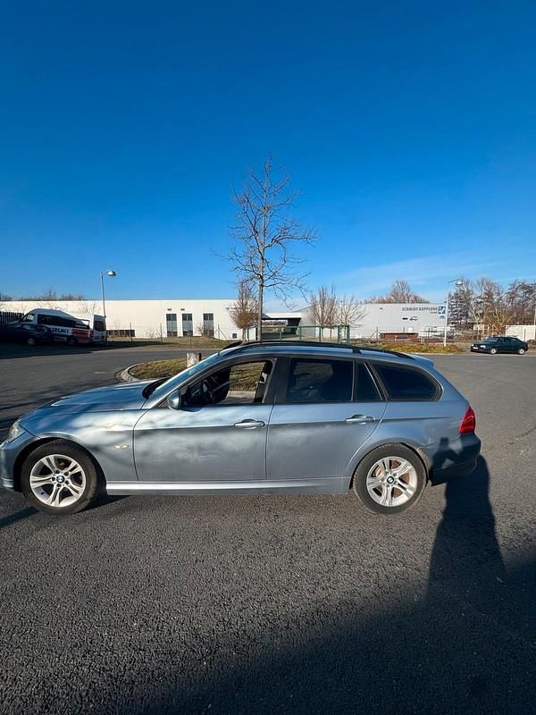 Gebraucht BMW 318 143 PS (105 kW) 2009 Blau Kombi