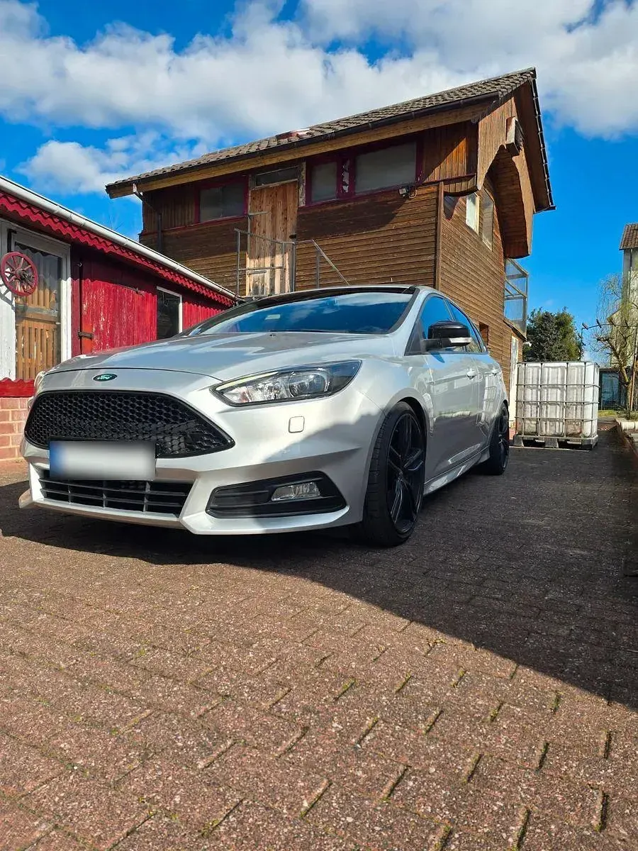 Usado Ford Focus Sport 290 CV (213 kW) 2015 Plateado Berlina