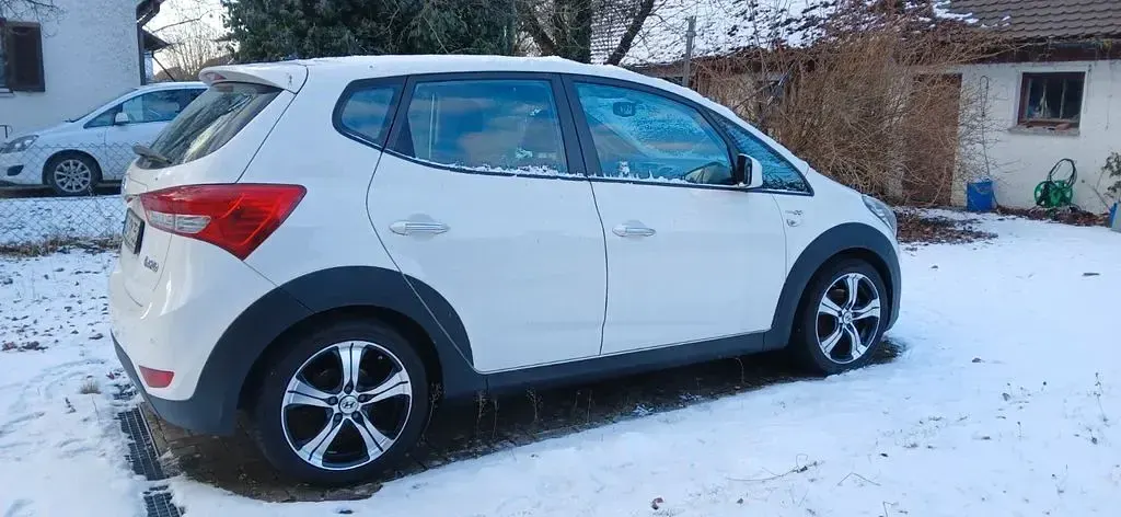 Gebraucht Hyundai ix20 90 PS (66 kW) 2014 Weiß Kleinwagen