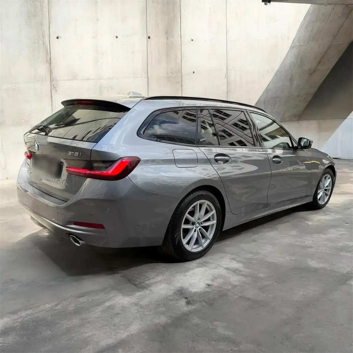 Gebraucht BMW 318 156 PS (114 kW) 2024 Grau Kombi