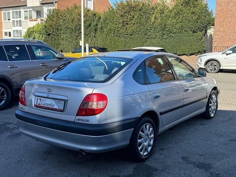 Gebraucht Toyota Avensis Sol 129 PS (94 kW) 2000 Silber Kleinwagen