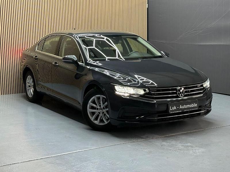 Gebraucht VW Passat 150 PS (110 kW) 2021 Grau Limousine