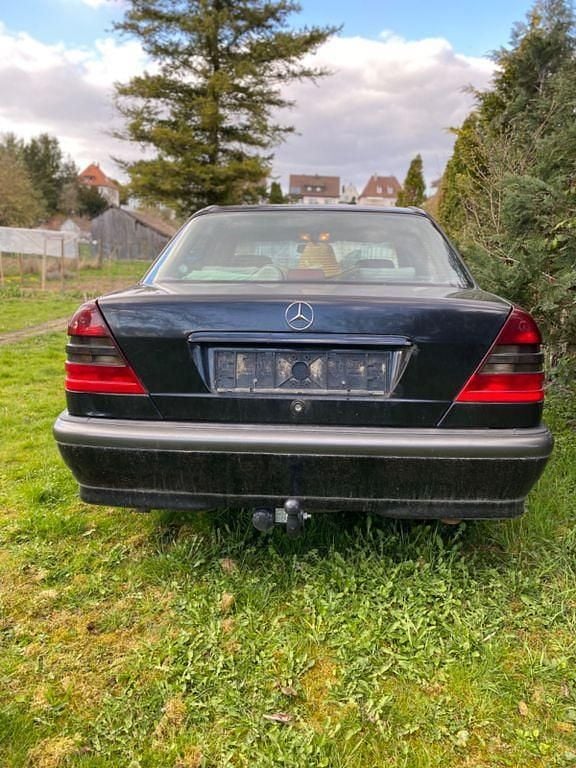 Second-hand Mercedes C180 Classic 122 CP (89 kW) 1998 Negru Berlinǎ