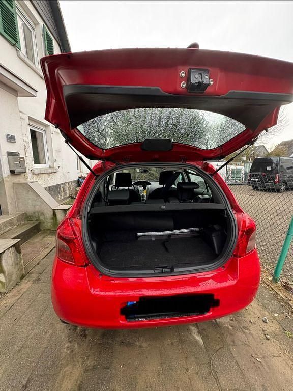 Gebraucht Toyota Yaris 69 PS (50 kW) 2008 Rot Limousine