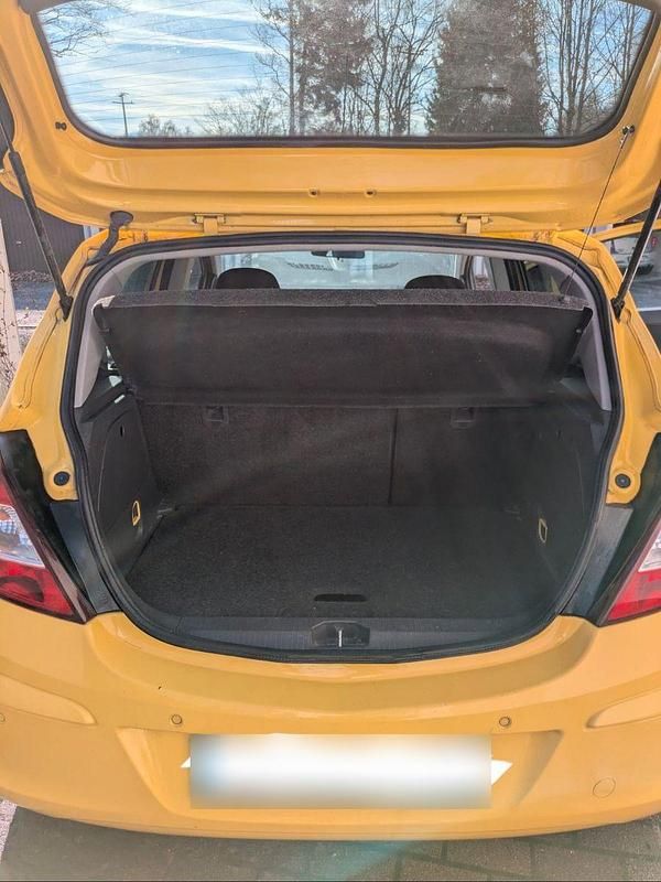 Second-hand Opel Corsa Edition 95 CP (69 kW) 2011 Galben Hatchback