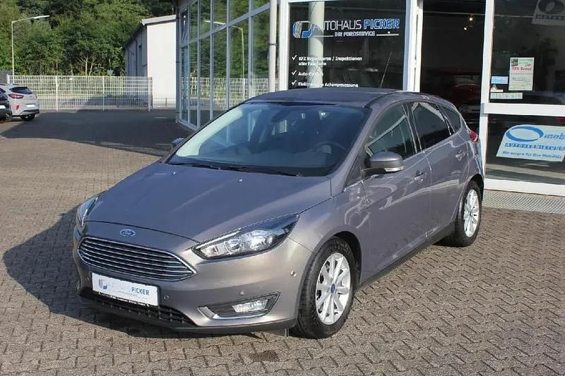 Brisbane braun (met.) Gebraucht 2015 Ford Focus Titanium Limousine | 9.900 € (Fairer Preis) - Bild 1/4