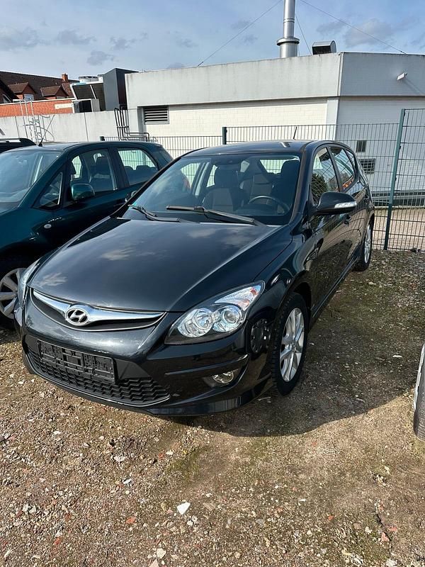 Gebraucht Hyundai i30 90 PS (66 kW) 2011 Schwarz Limousine