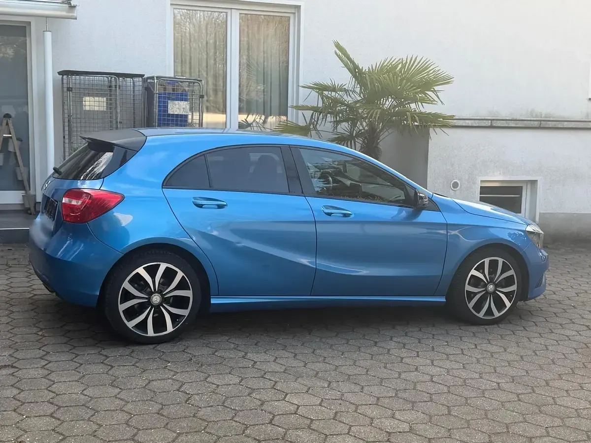 Gebraucht Mercedes A180 122 PS (89 kW) 2013 Blau Kleinwagen