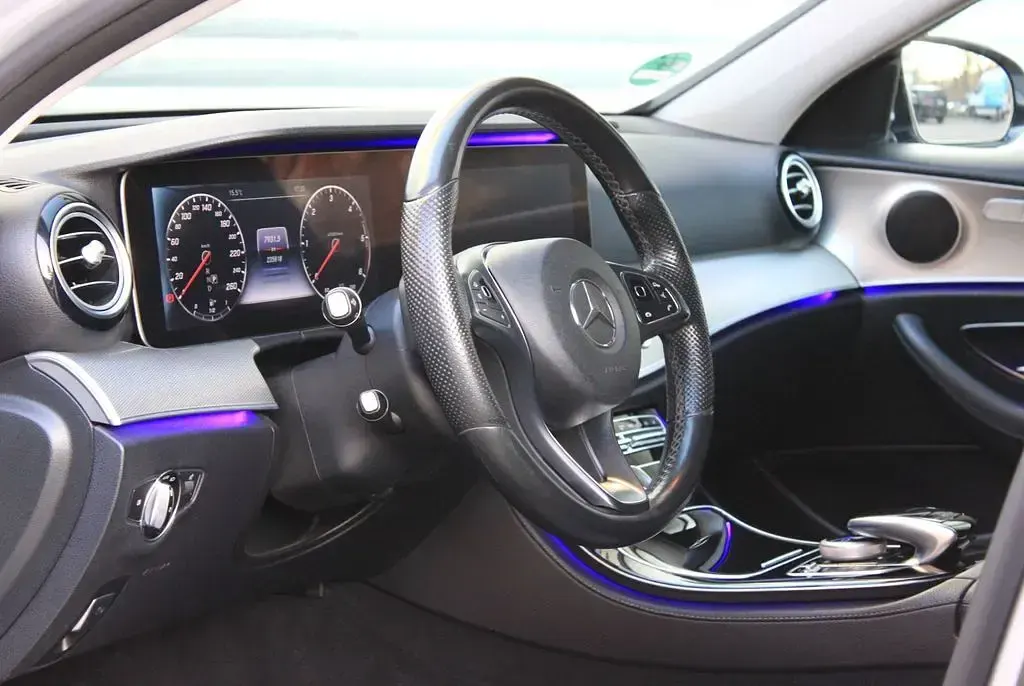 Gebraucht Mercedes E220 194 PS (142 kW) 2016 Silber Limousine