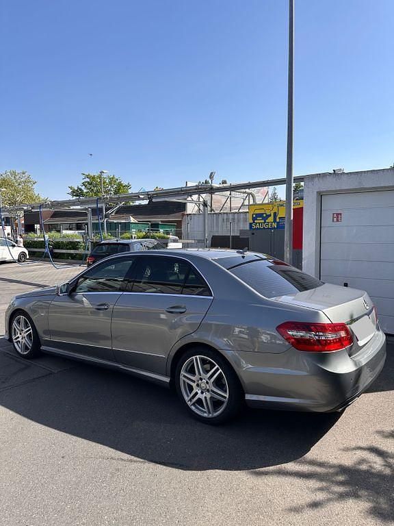 Grau Gebraucht 2011 Mercedes E350 Avantgarde Limousine | 11.800 € (Fairer Preis) - Bild 1/4