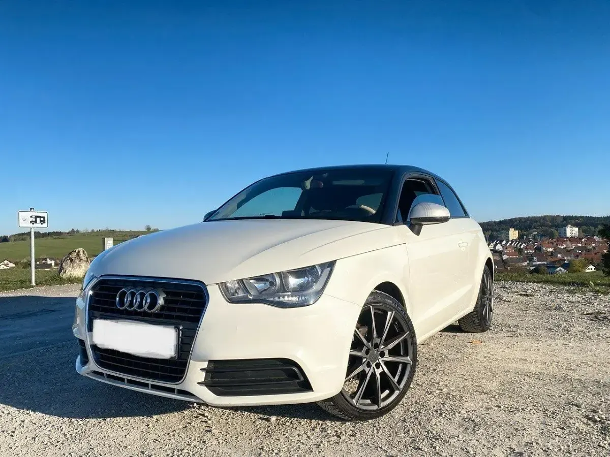 Używany Audi A1 Attraction 86 KM (63 kW) 2011 Biały Hatchback