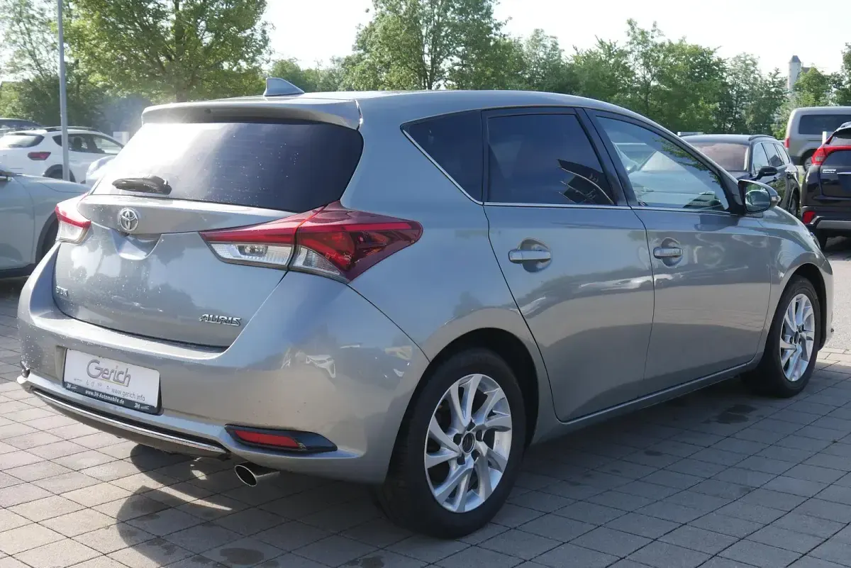 Gebraucht Toyota Auris 116 PS (85 kW) 2016 New medium silver/ grey Limousine