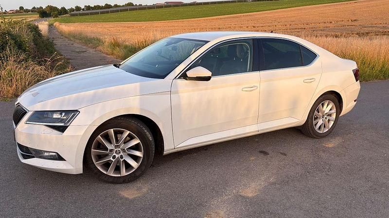 Weiß Gebraucht 2017 Skoda Superb Style Limousine | 15.990 € (Fairer Preis) - Bild 1/4