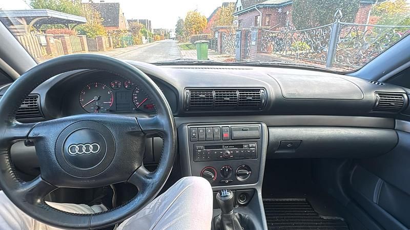 Grün Gebraucht 1998 Audi A4 Limousine | 650 € - Bild 1/4