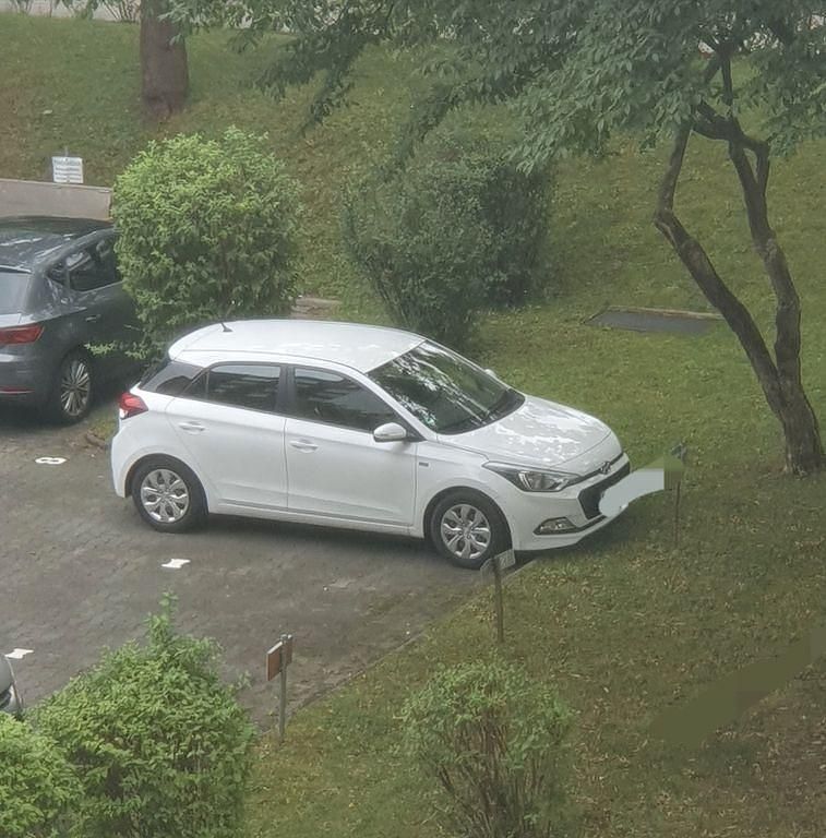 Weiß Gebraucht 2016 Hyundai i20 Trend Limousine | 9.999 € (Guter Preis) - Bild 1/4