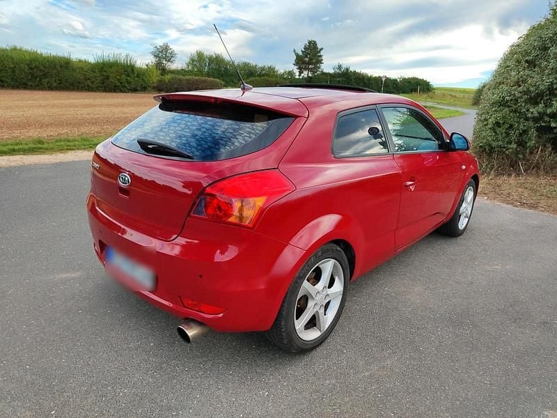 Second-hand Kia Ceed 143 CP (105 kW) 2008 Roșu Hatchback