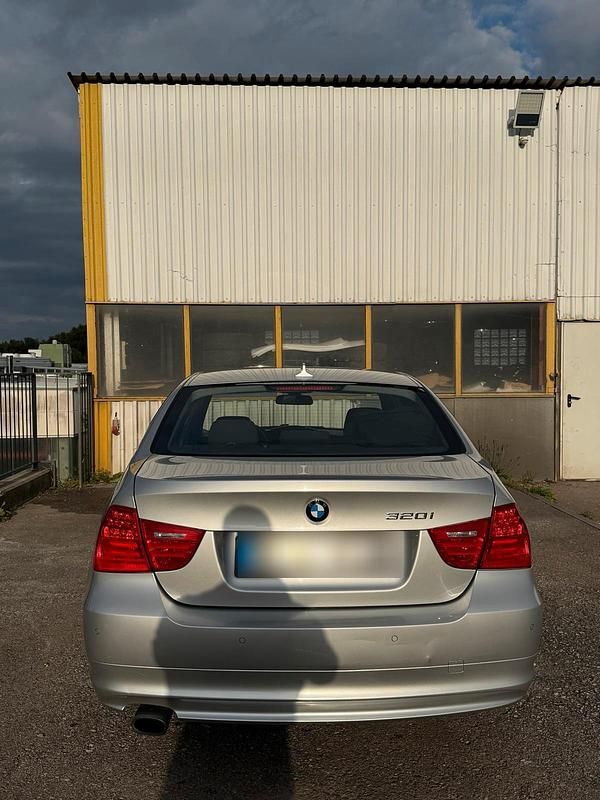 Gebraucht BMW 320 170 PS (125 kW) 2009 Silber Limousine