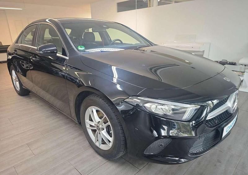 Gebraucht Mercedes A180 116 PS (85 kW) 2019 Schwarz Limousine