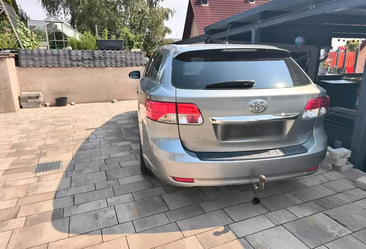Gebraucht Toyota Avensis 124 PS (91 kW) 2012 Silber Kombi