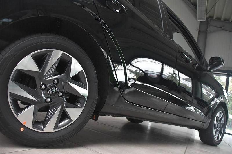 Neu Hyundai i10 Advanced 79 PS (58 kW) 2025 Schwarz metallic Kleinwagen