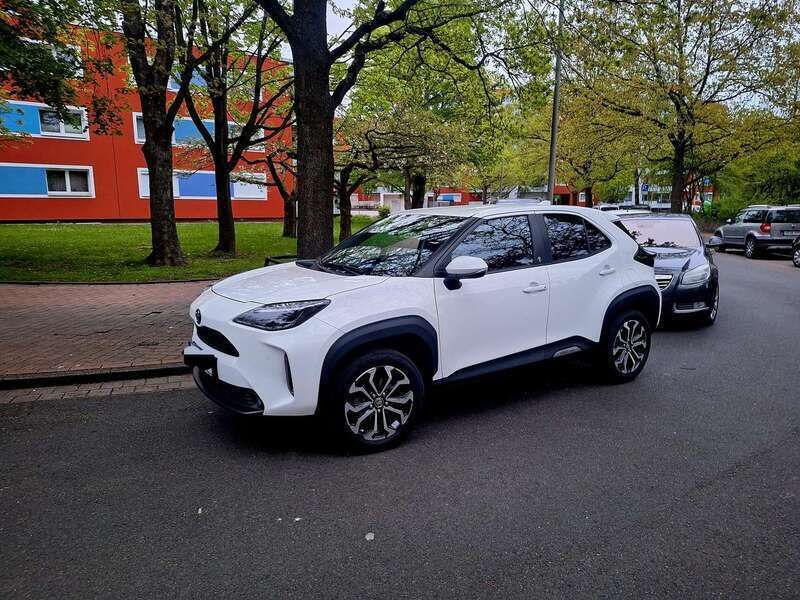 Weiß Gebraucht 2023 Toyota Yaris Hybrid Team SUV | 23.000 € (Guter Preis) - Bild 1/3