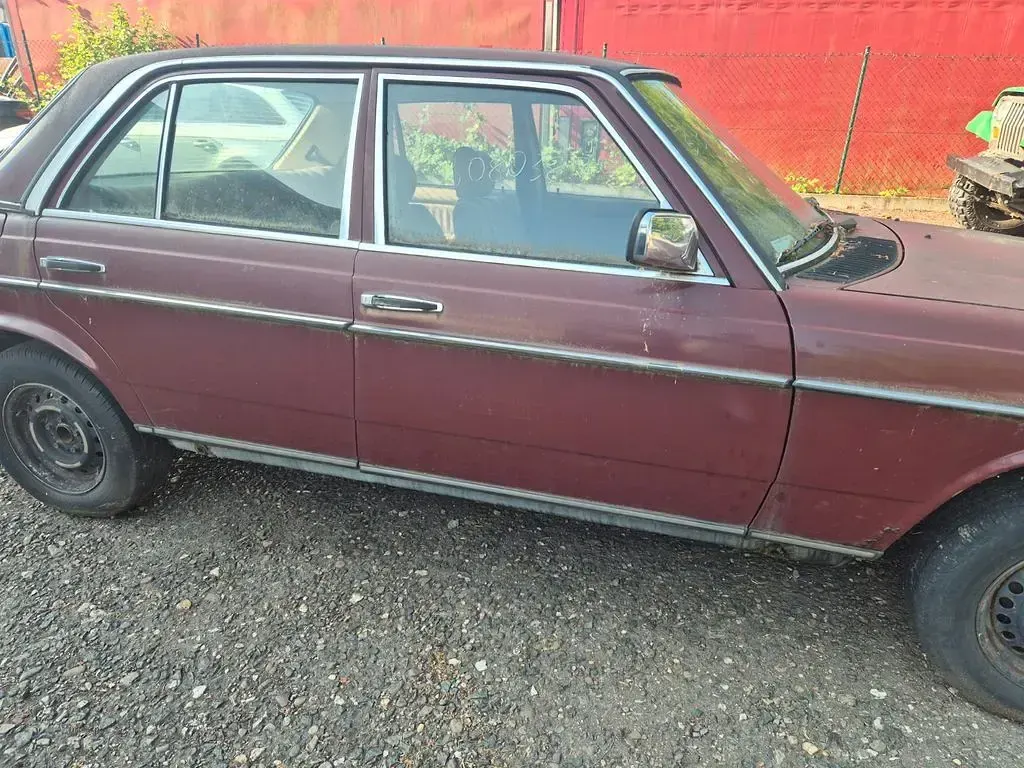 Gebraucht Mercedes 240 72 PS (52 kW) 1983 Rot Limousine