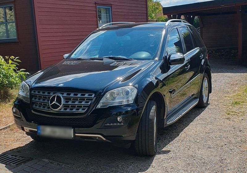 Schwarz Gebraucht 2009 Mercedes ML350 SUV | 10.300 € (Fairer Preis) - Bild 1/4