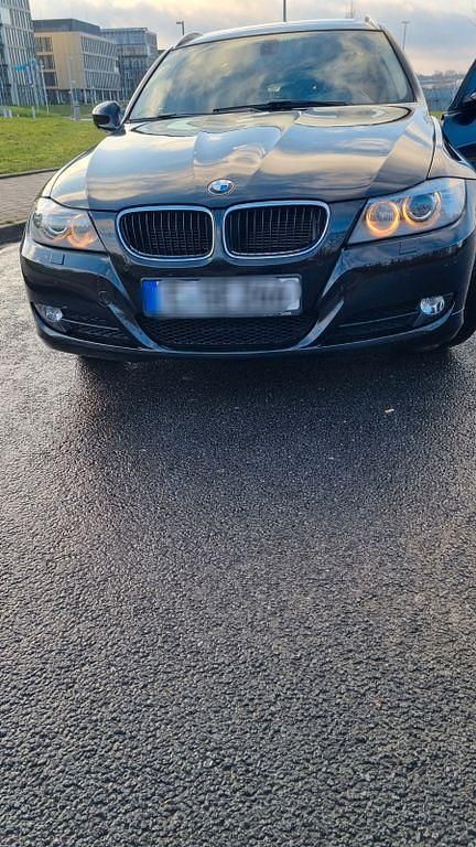Gebraucht BMW 318 143 PS (105 kW) 2012 Schwarz Kombi
