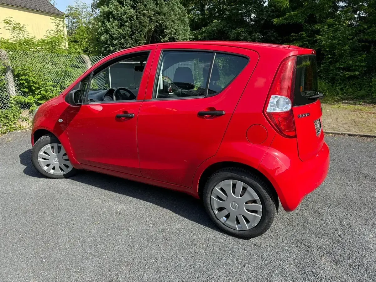 Gebraucht Suzuki Splash Basic 65 PS (47 kW) 2011 Rot Kleinwagen