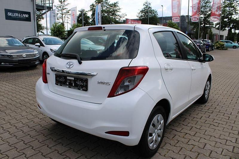 Gebraucht Toyota Yaris Life 69 PS (50 kW) 2013 Weiß Limousine