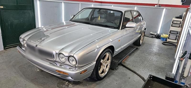Silber Gebraucht 2000 Jaguar XJ8 Limousine | 11.500 € (Teuer) - Bild 1/4